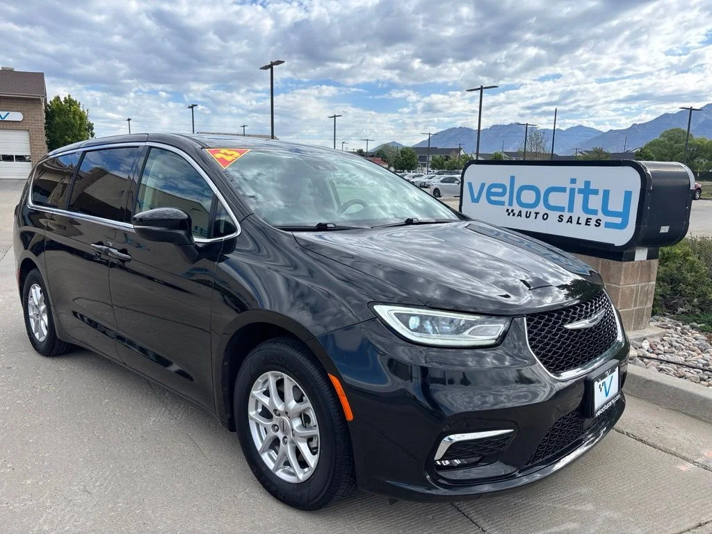 2023 Chrysler Pacifica Touring L's photo