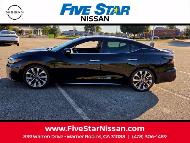 Used 2021 Black Nissan Platinum image 4