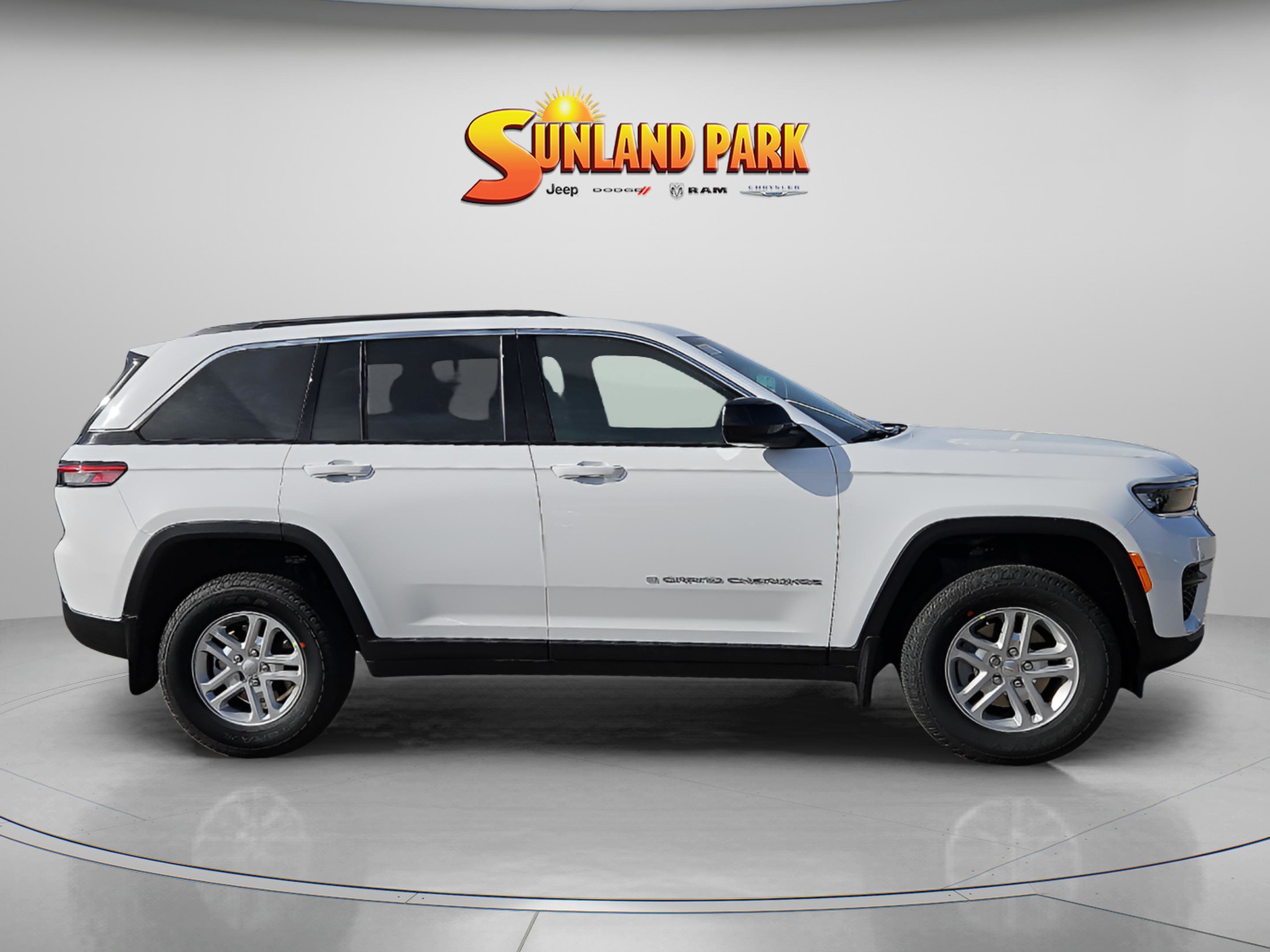 New 2025 Bright White Clear-Coat Exterior Paint Jeep Laredo image 6