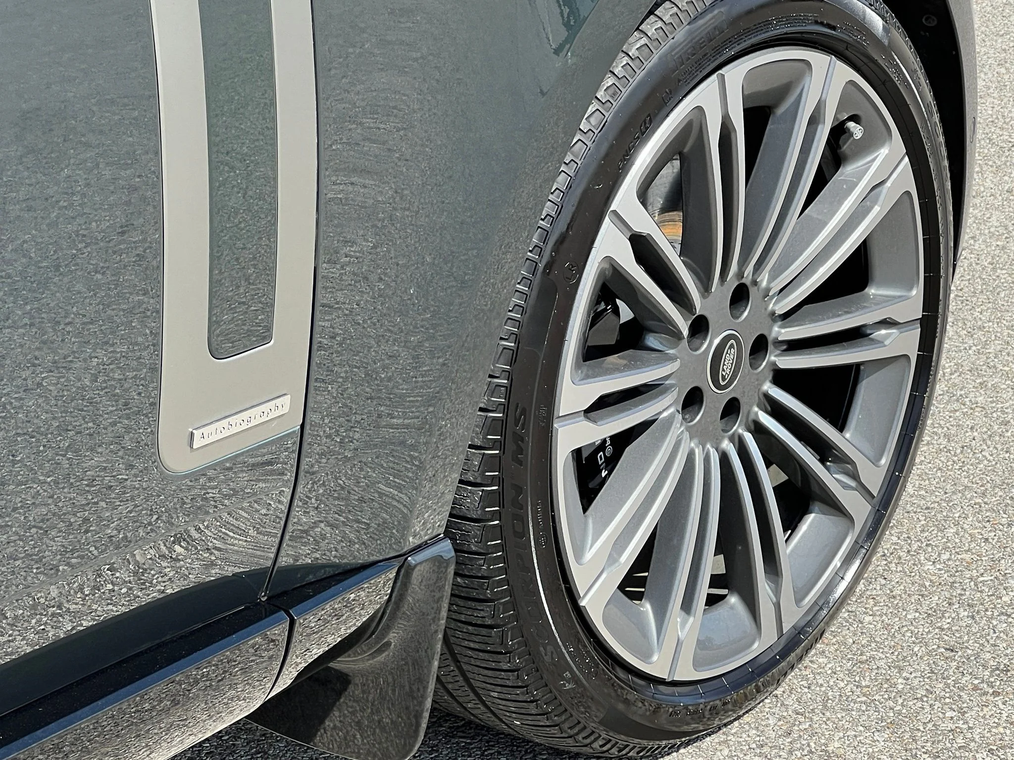 Used 2025  Land Rover Autobiography image 18