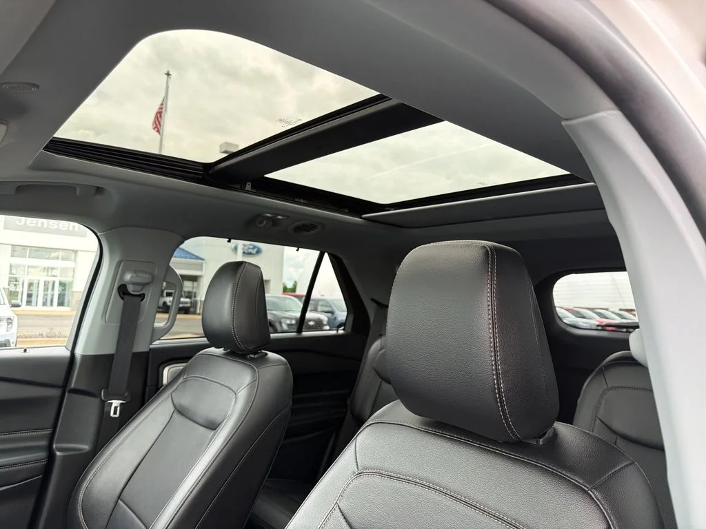 Used 2023 White Ford Limited image 21