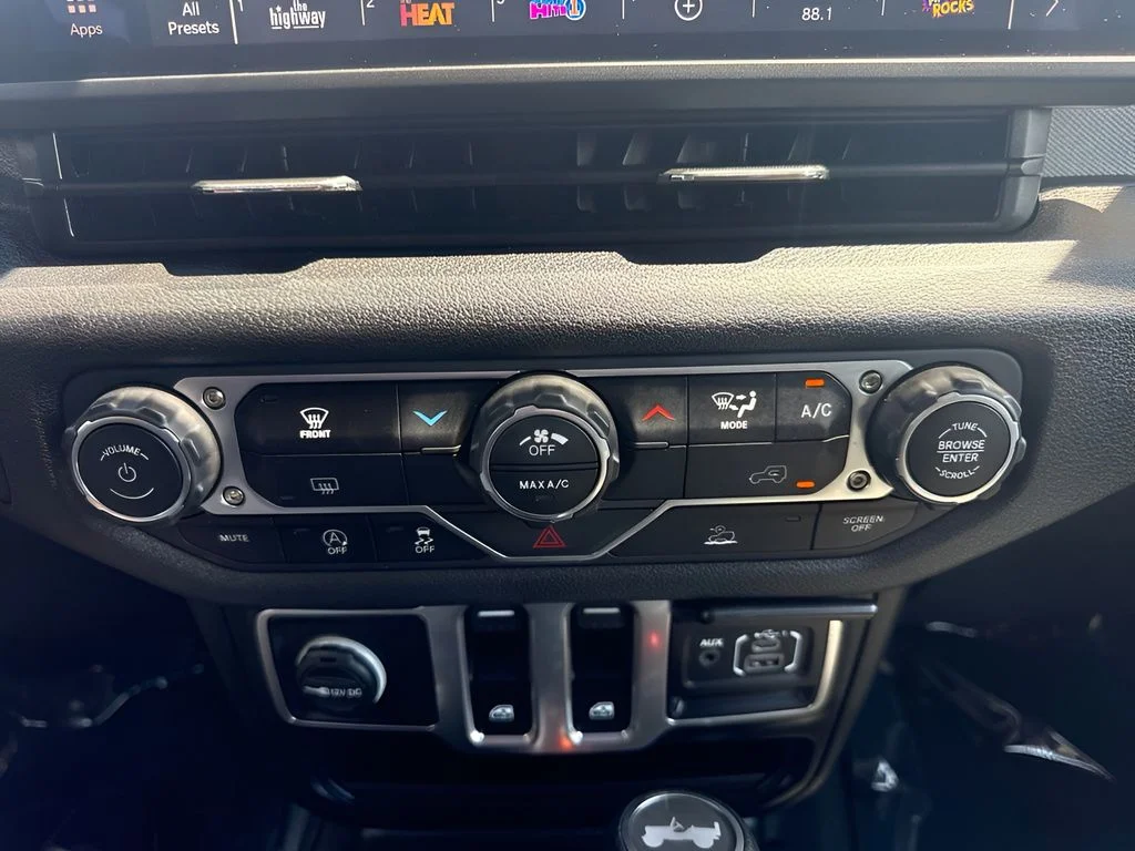 Used 2025 White Jeep Sport S image 14