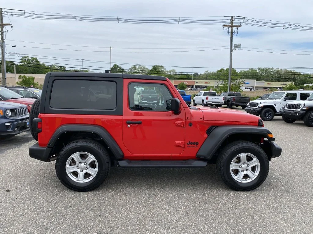 Used 2022 Red Jeep Sport S image 2