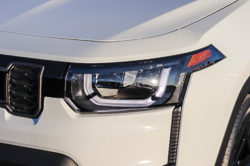 New 2026 Bright White Clearcoat Jeep Laredo image 5