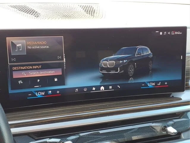 Used 2025  BMW xDrive50e image 9