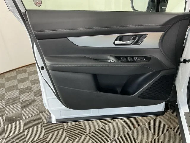New 2027 White Nissan Platinum image 9
