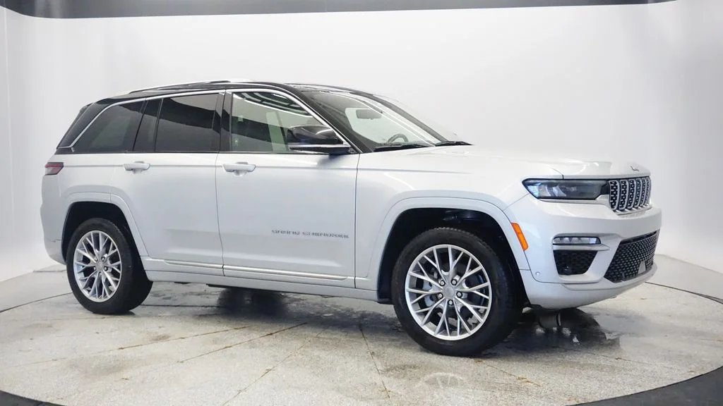 Used 2022 Silver Jeep Summit image 7