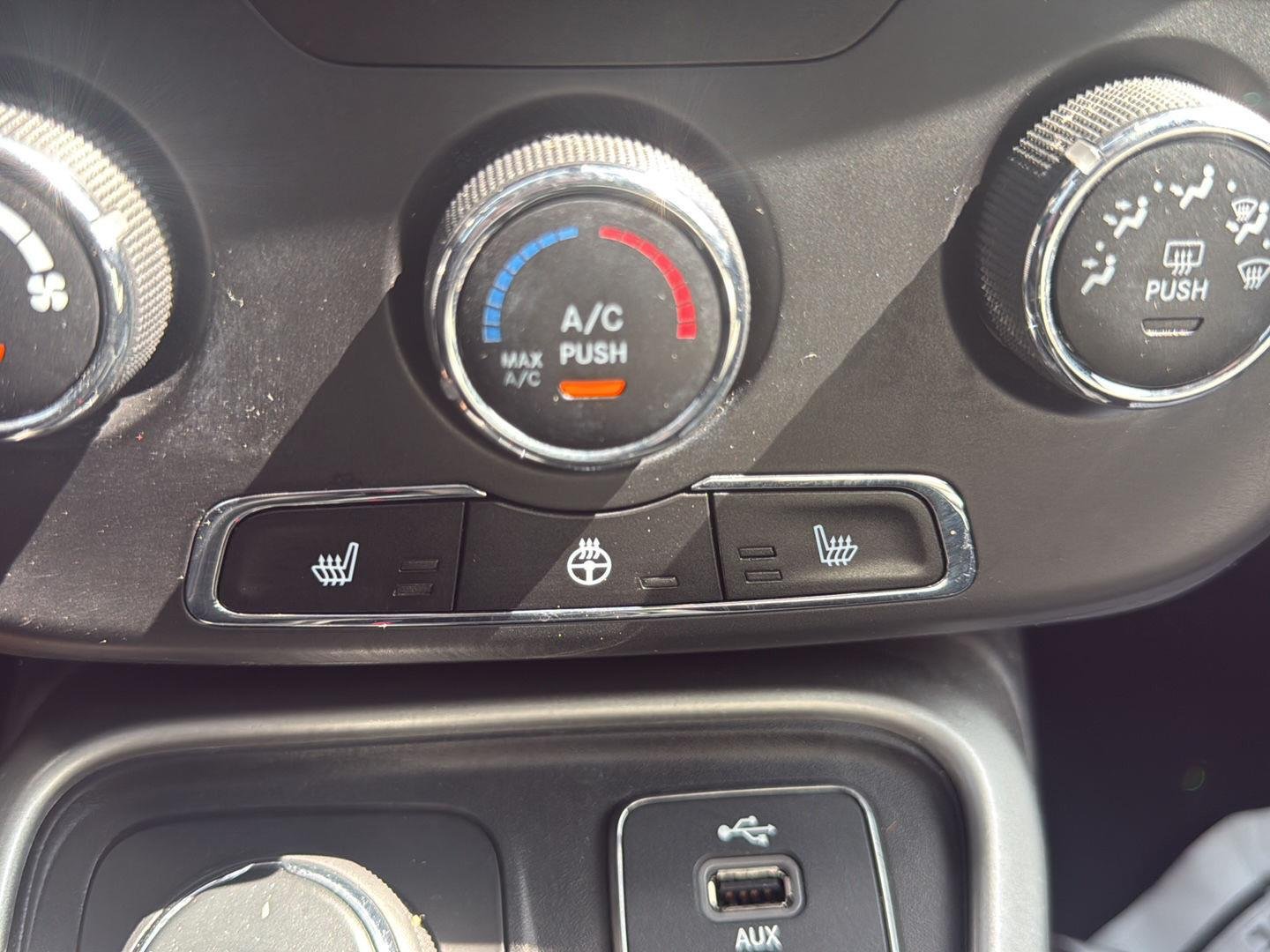 Used 2018 Diamond Black Crystal Pearlcoat Jeep Latitude image 11