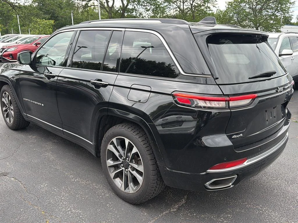 Used 2022 Diamond Black Crystal Pearlcoat Jeep Overland image 4