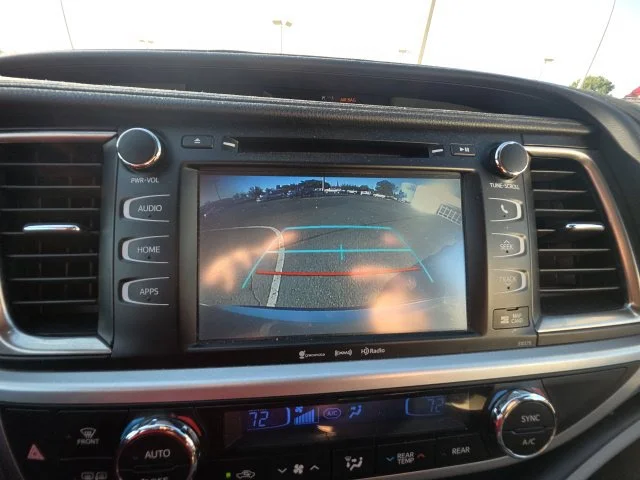 Used 2018 Silver Toyota XLE image 22