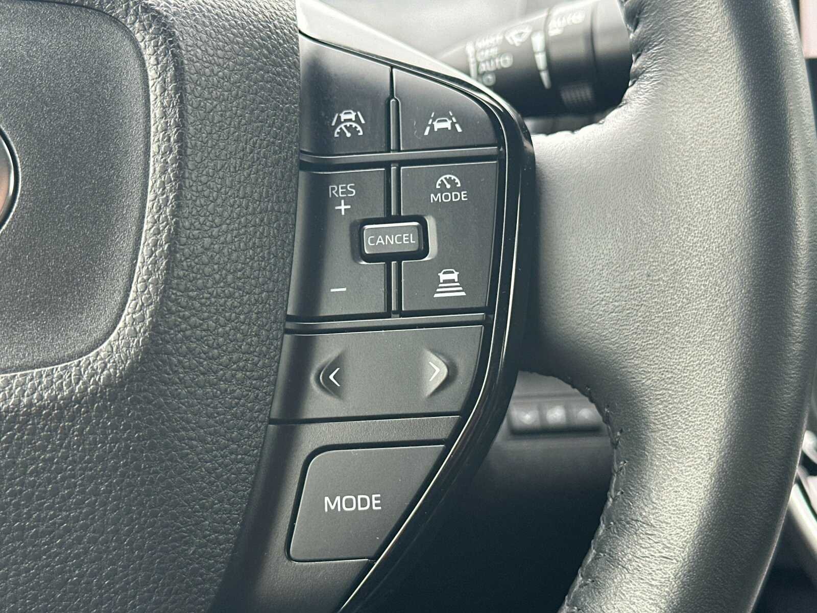 Used 2023 Pearl Toyota XLE 4D Sport Utility image 29