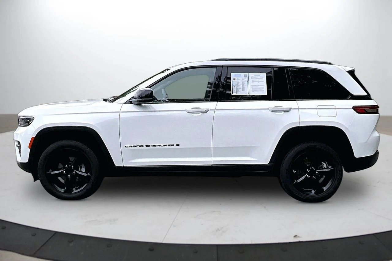 Used 2023 White Jeep Altitude X image 5