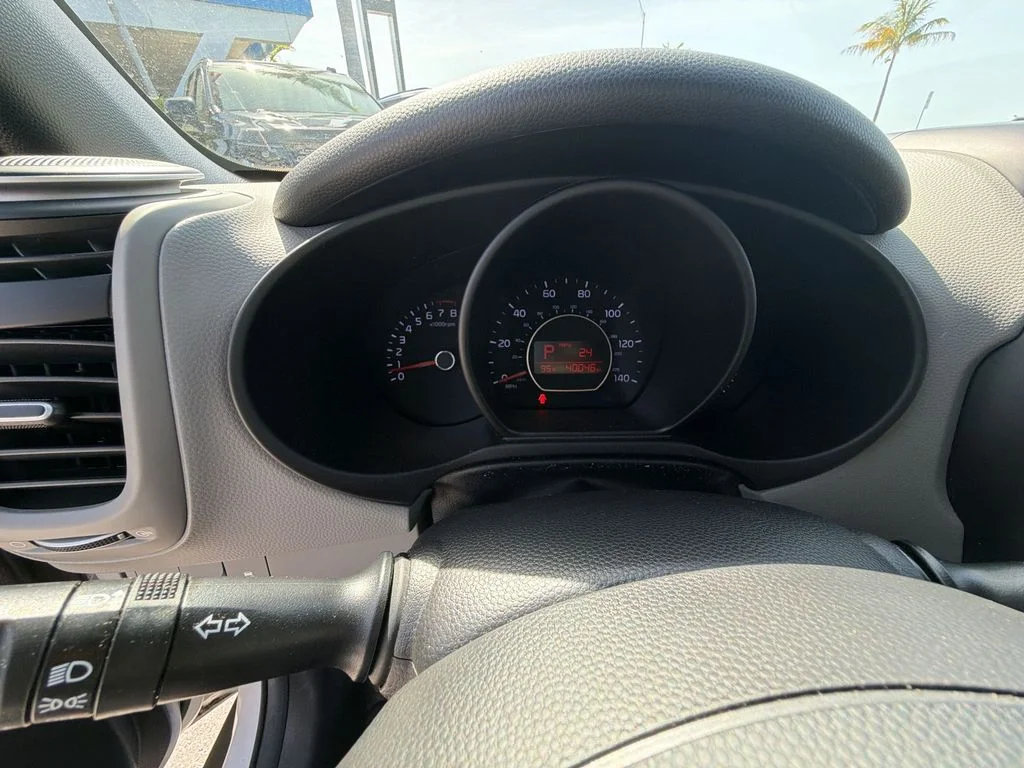 Used 2018 White Kia Base image 17
