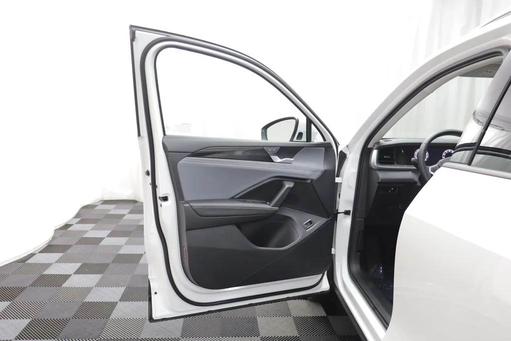 Used 2026 Pure White Volkswagen 2.0T SE image 4