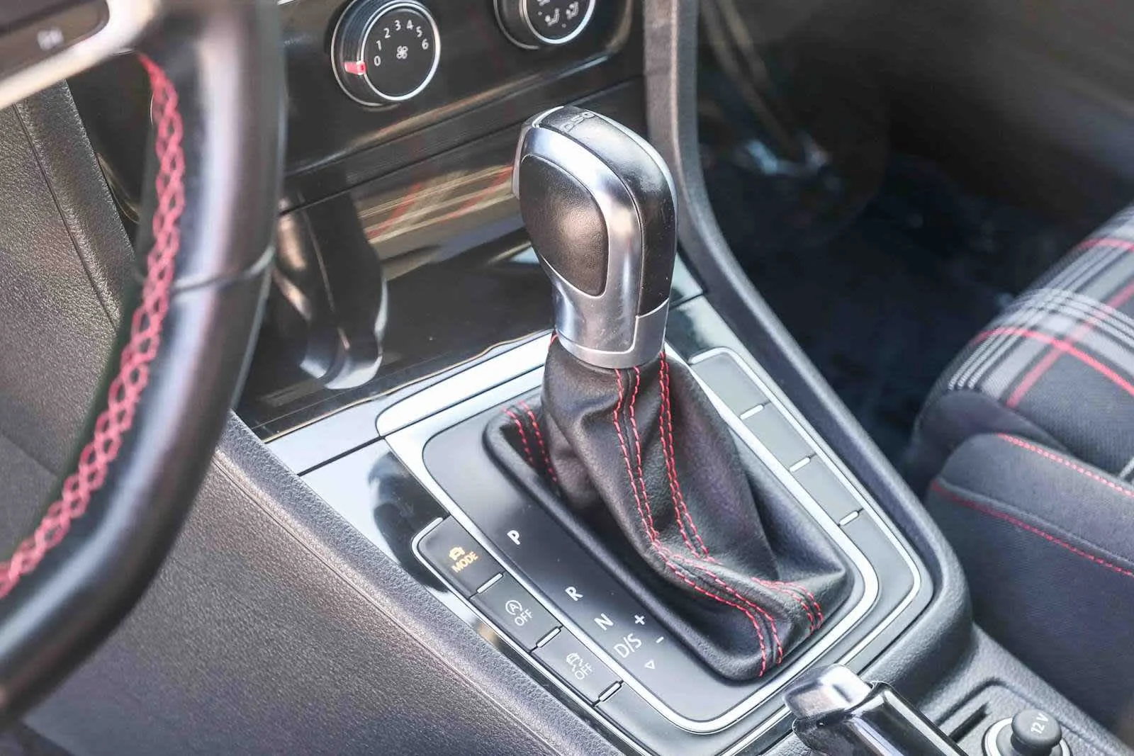 Used 2018 Deep Black Pearl Metallic Volkswagen S image 21