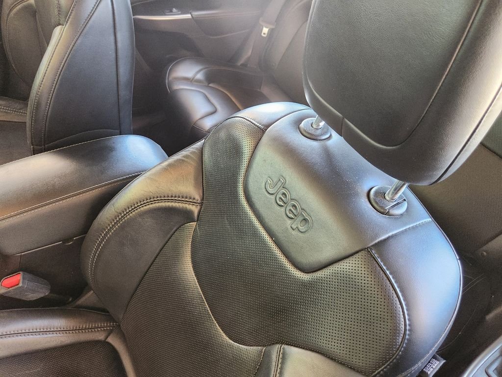 Used 2019 Diamond Black Crystal Pearlcoat Jeep Limited image 25