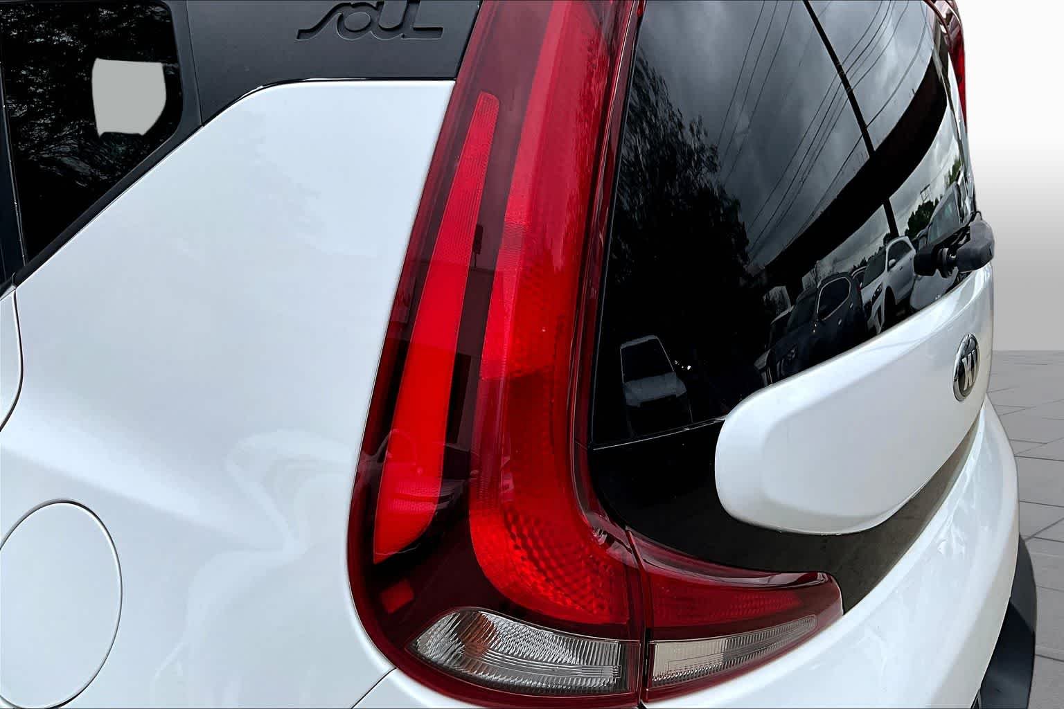 Used 2021 Snow White Pearl Kia LX image 26