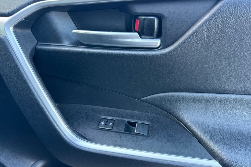 Used 2025  Toyota XLE image 22