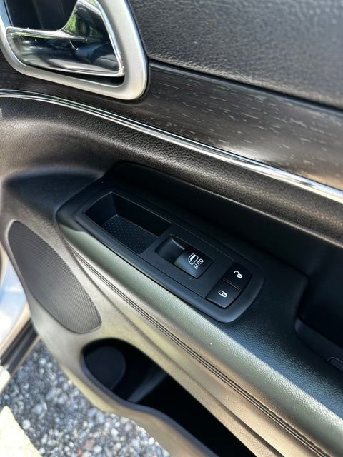 Used 2018 Billet Silver Metallic Clearcoat Jeep Limited image 21