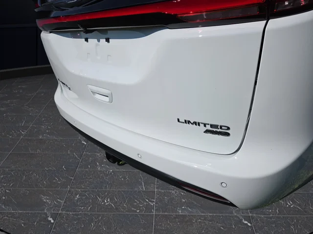 New 2026 Bright White Clear-Coat Exterior Paint Chrysler Limited image 38