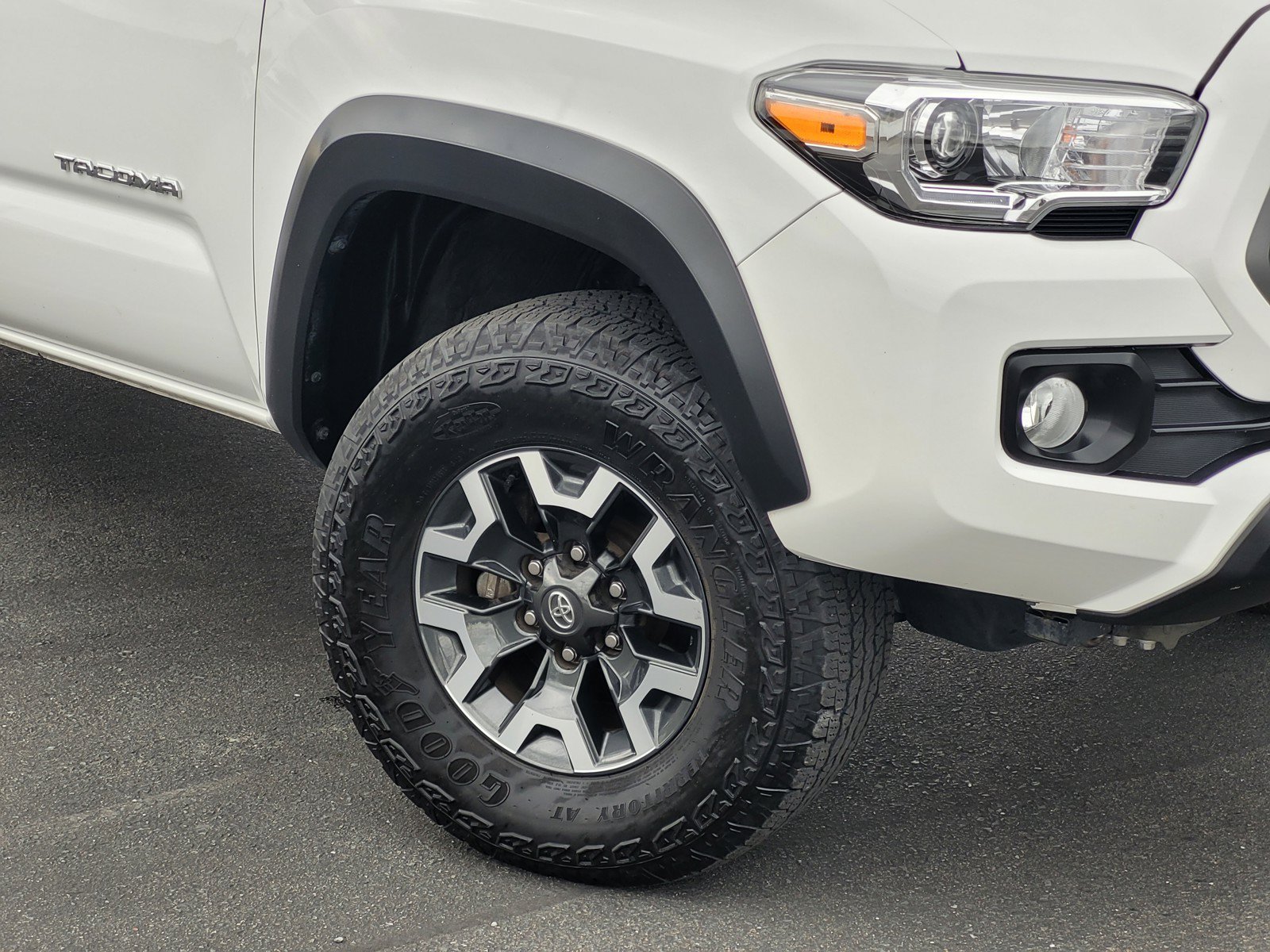 Used 2023 White Toyota  image 9