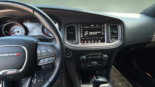 Used 2023 White Dodge SXT image 11