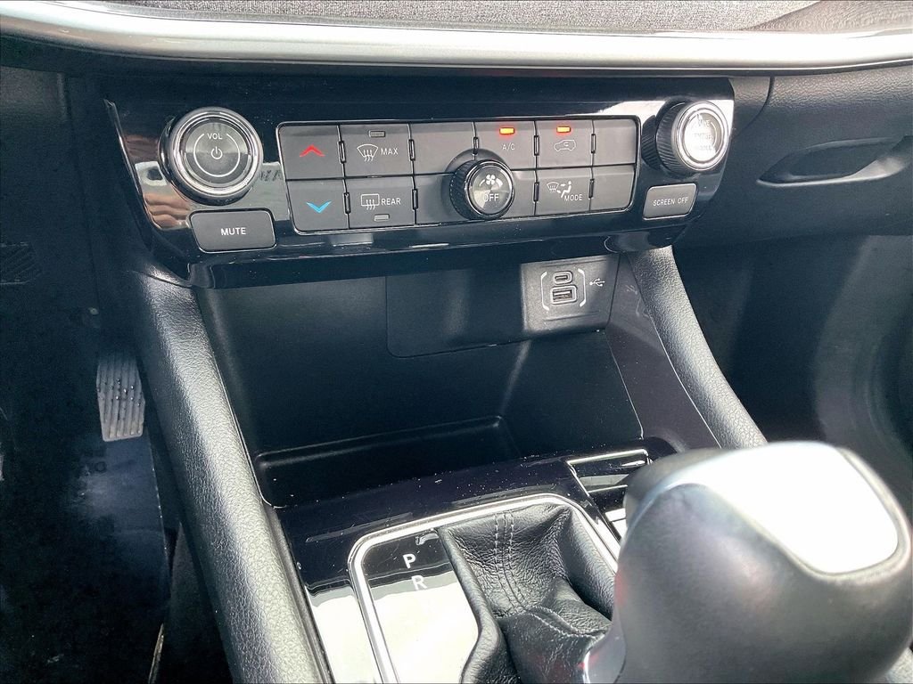Used 2024 Gray Jeep Latitude Lux image 24