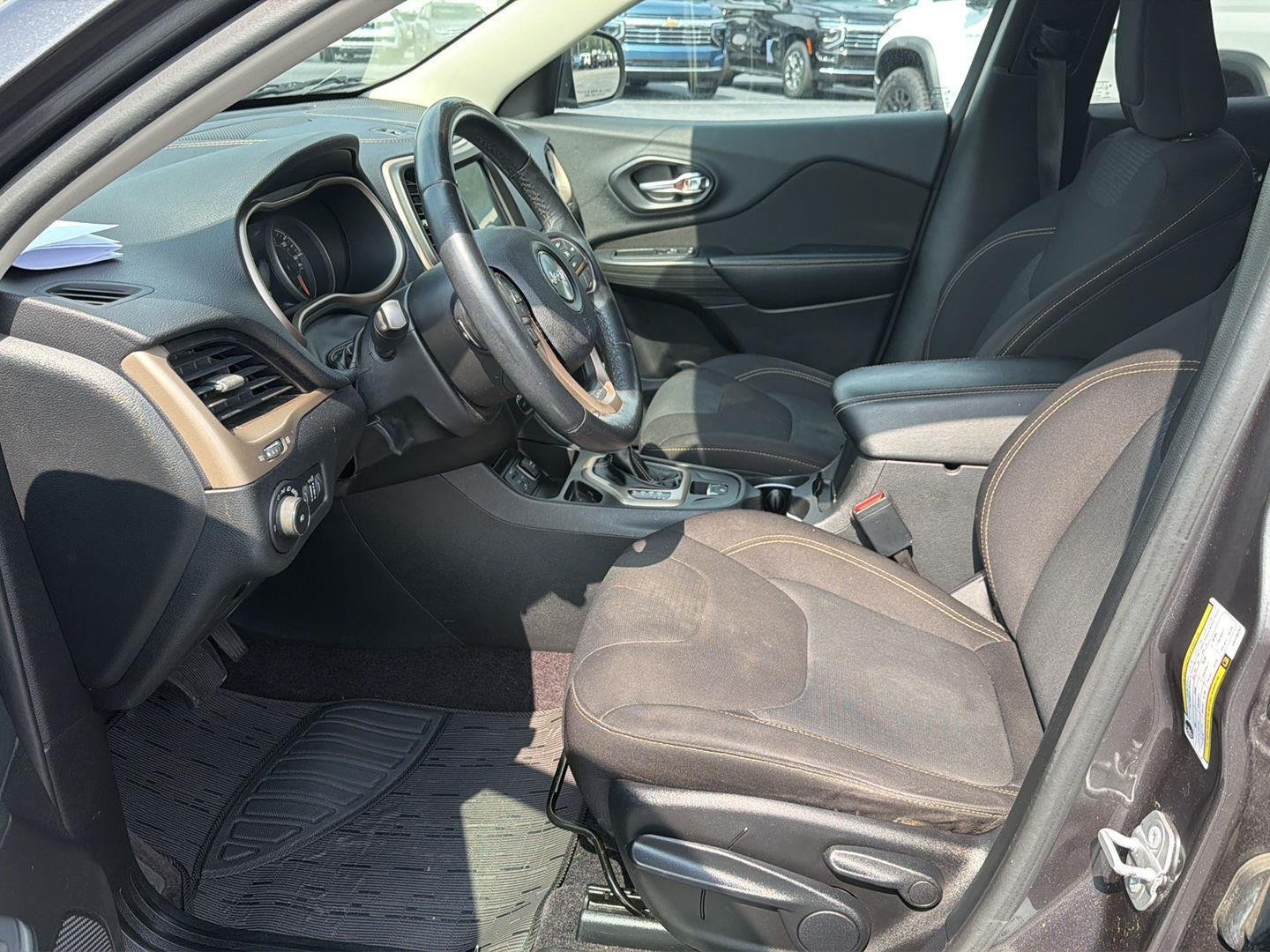 Used 2016 Granite Crystal Metallic Clearcoat Jeep Latitude image 10