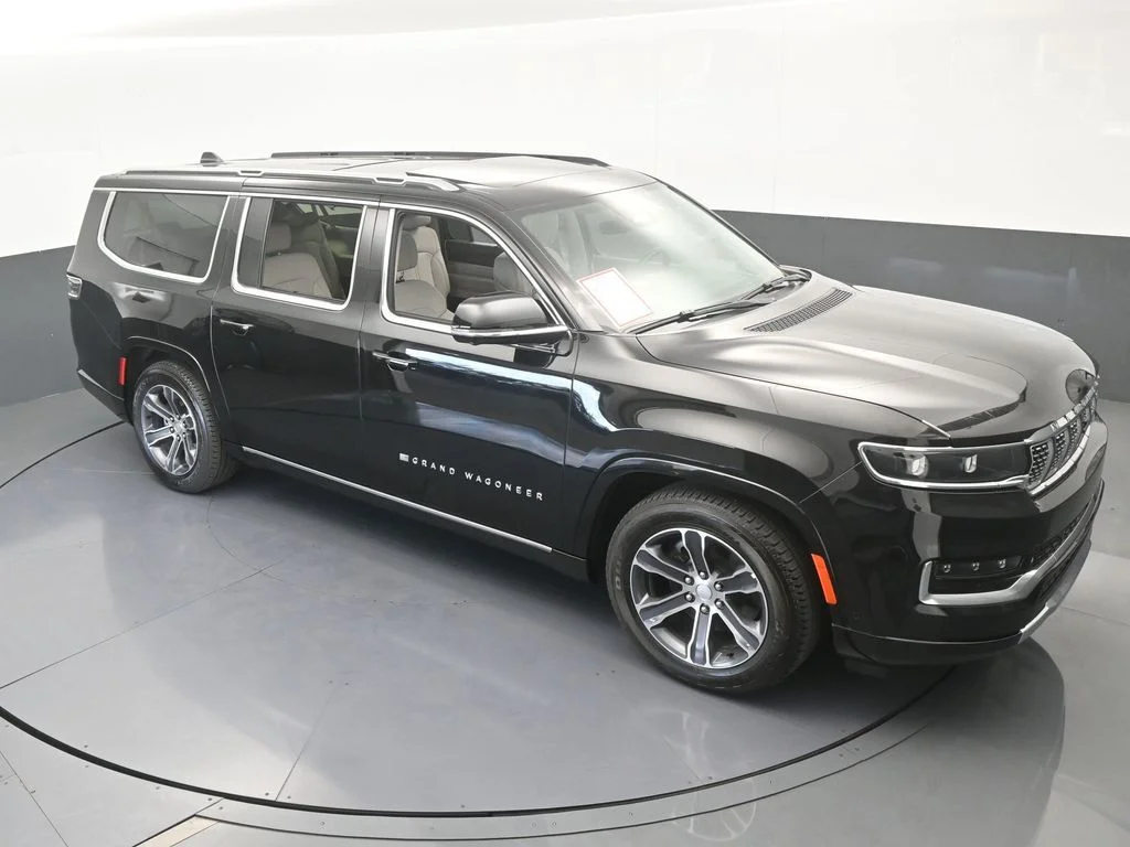 Used 2024 Diamond Black Crystal Pearlcoat Jeep Base image 67