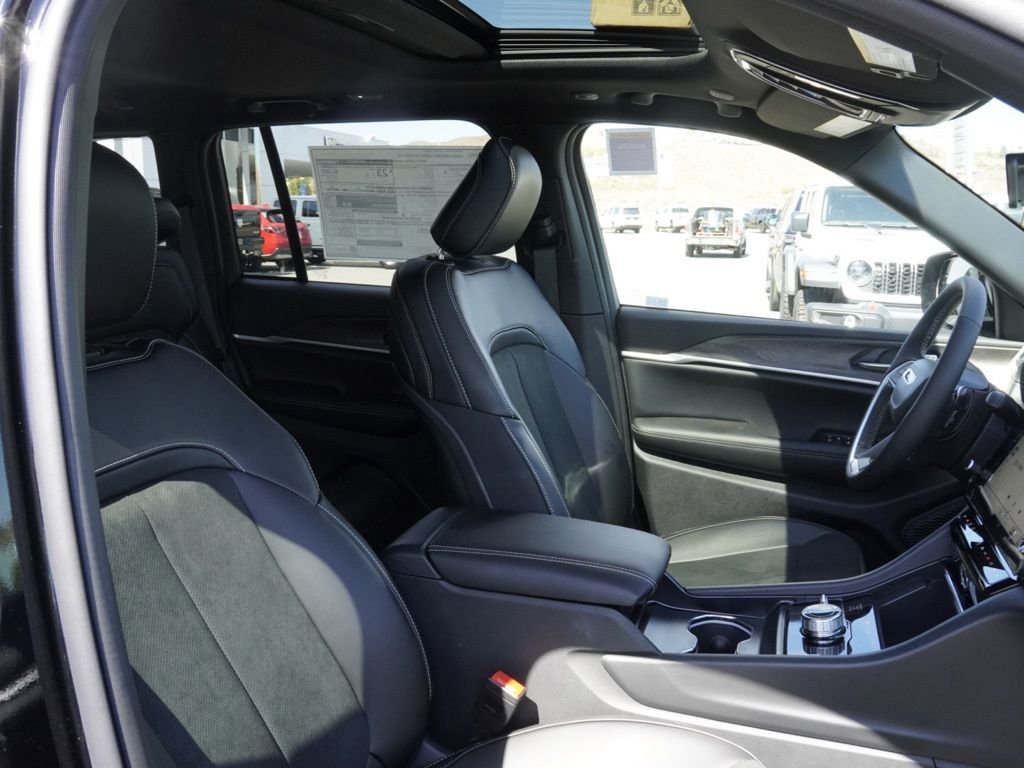 New 2026 Diamond Black Crystal Pearl-Coat Exterior Paint Jeep Laredo Altitude image 20