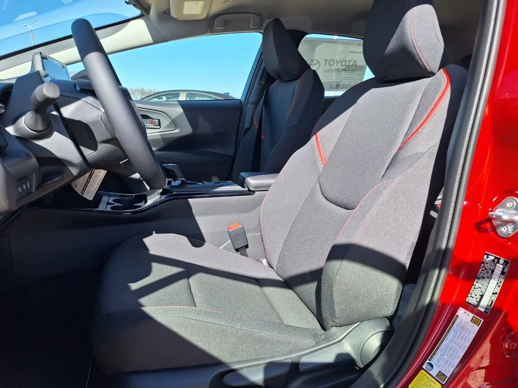 2026 Toyota Prius Plug-in Hybrid SE - Photo 13