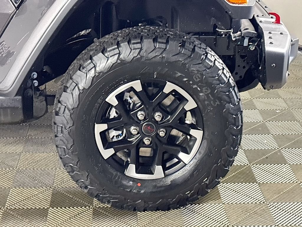 New 2026 Granite Crystal Metallic Clear-Coat Exterior Paint Jeep  image 21