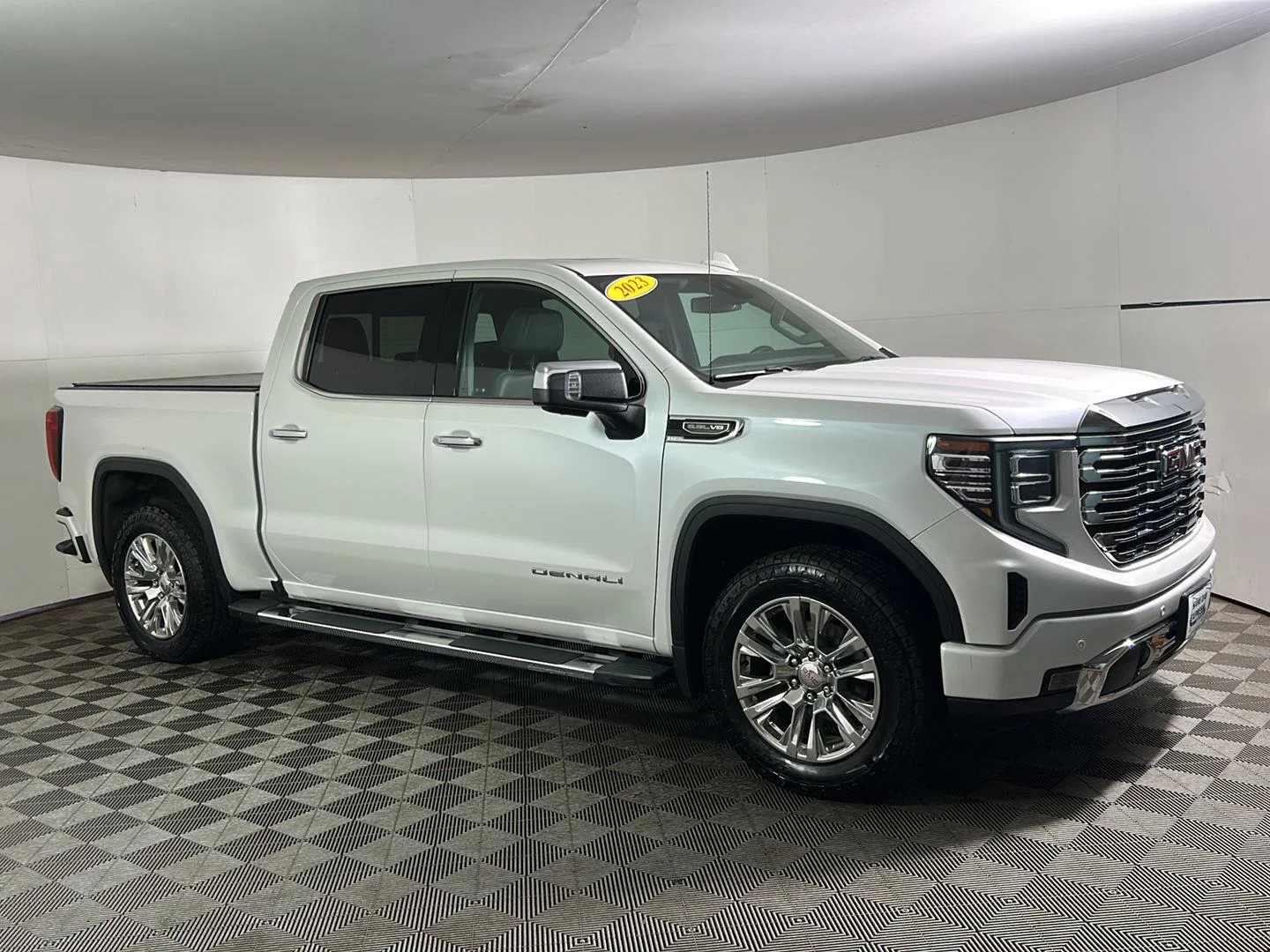Used 2023 White Frost Tricoat GMC Denali image 5