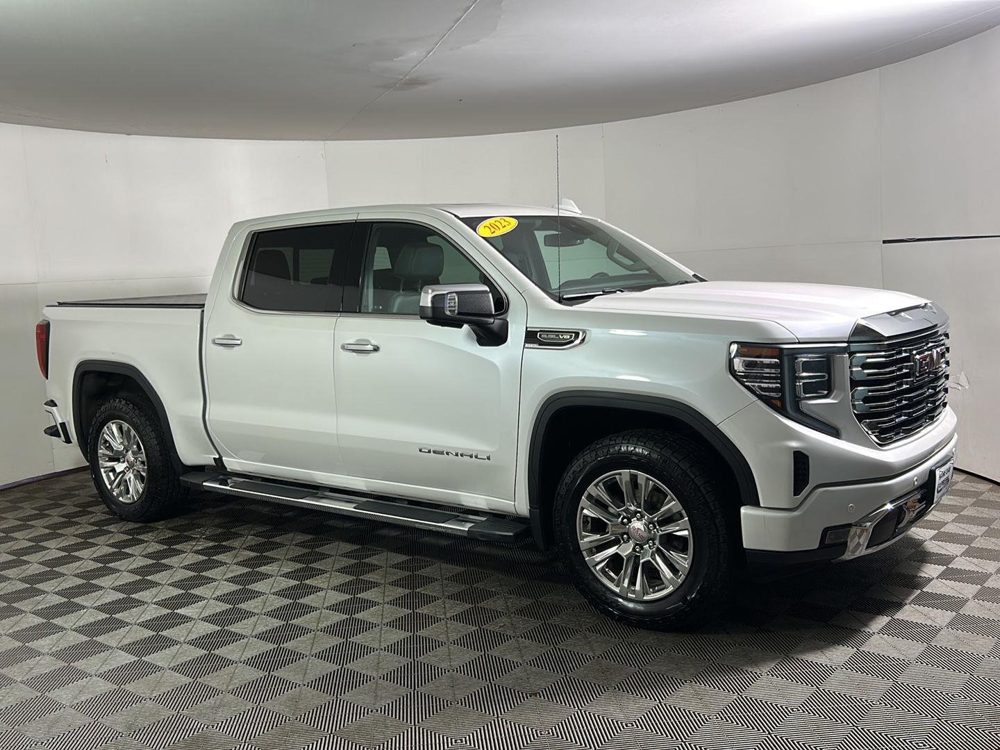 Used 2023 White Frost Tricoat GMC Denali image 5