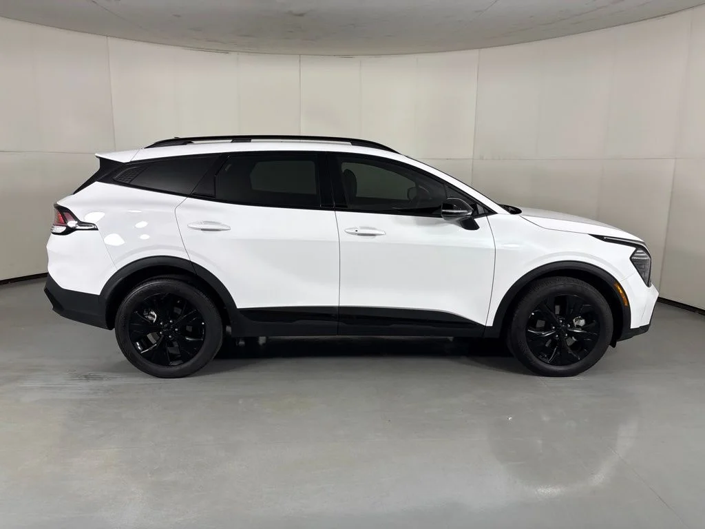Used 2025 White Kia X-Line image 9
