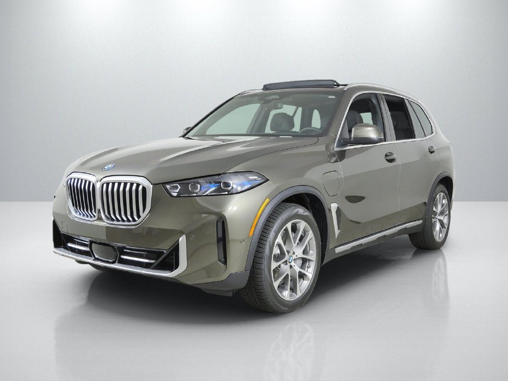 New 2026 Manhattan Green Metallic BMW xDrive50e image 1