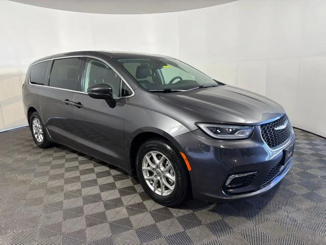 2023 Chrysler Pacifica Touring L's photo
