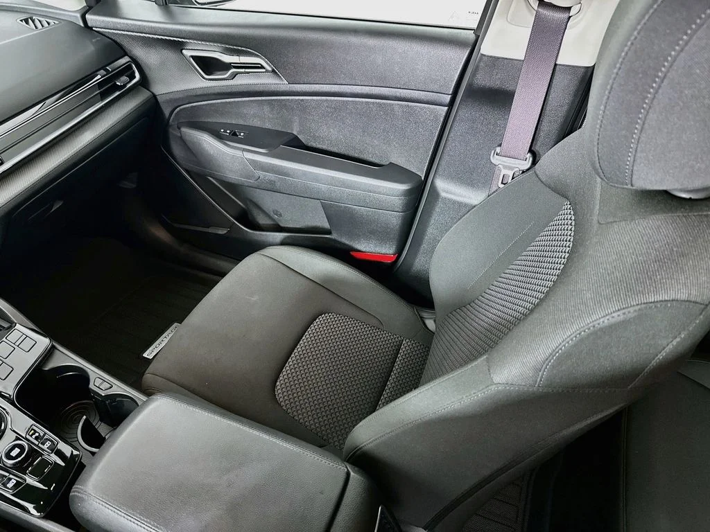 Used 2025 Fusion Black Kia LX image 22