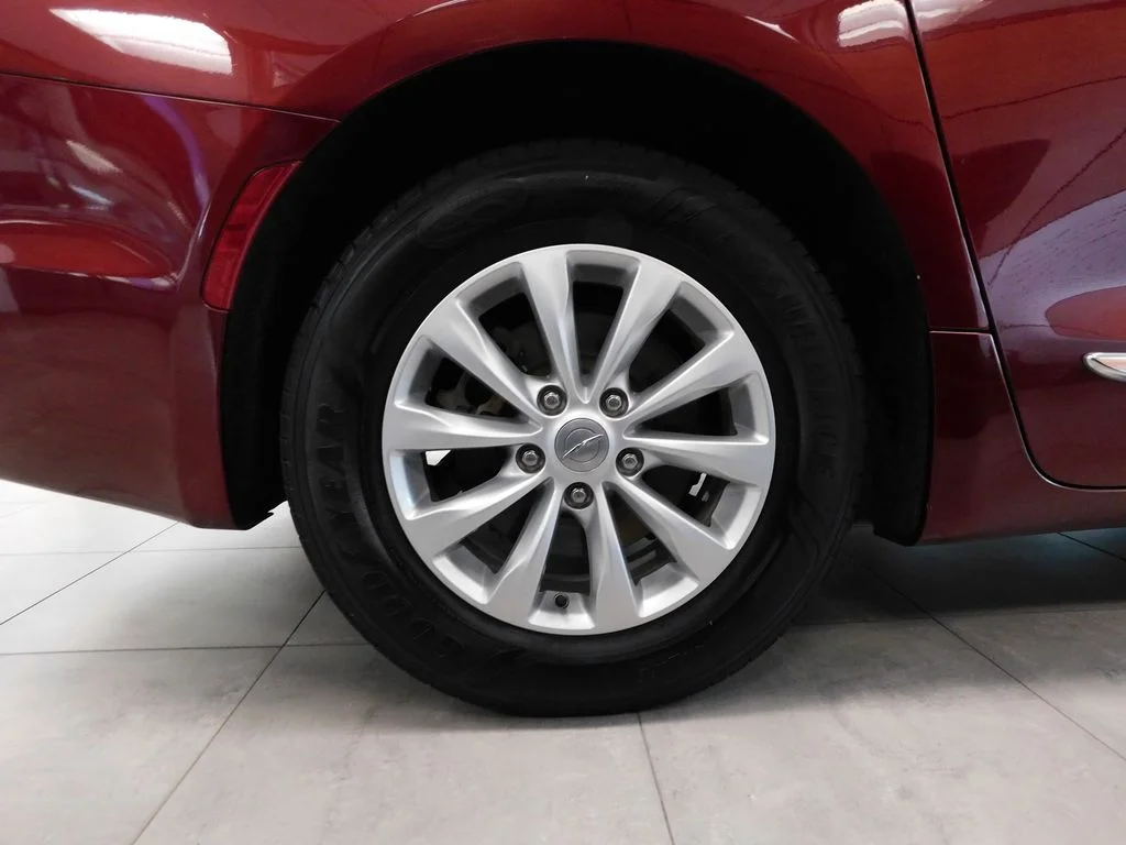 Used 2019 Velvet Red Pearlcoat Chrysler Touring L image 12