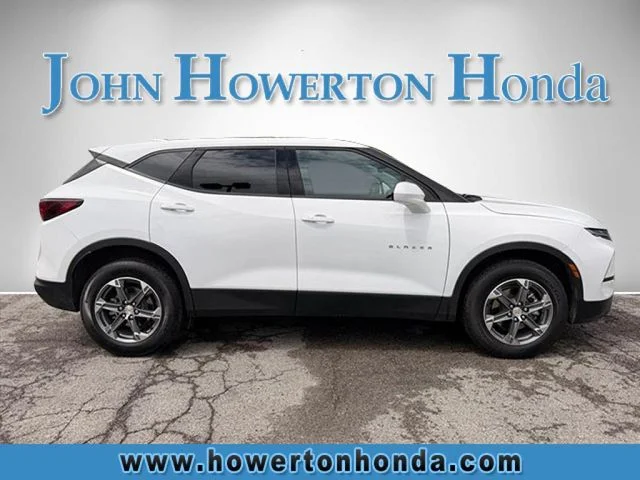 Used 2025 White Chevrolet LT image 3