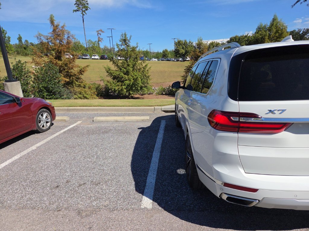 Used 2021 Alpine White BMW xDrive40i image 7