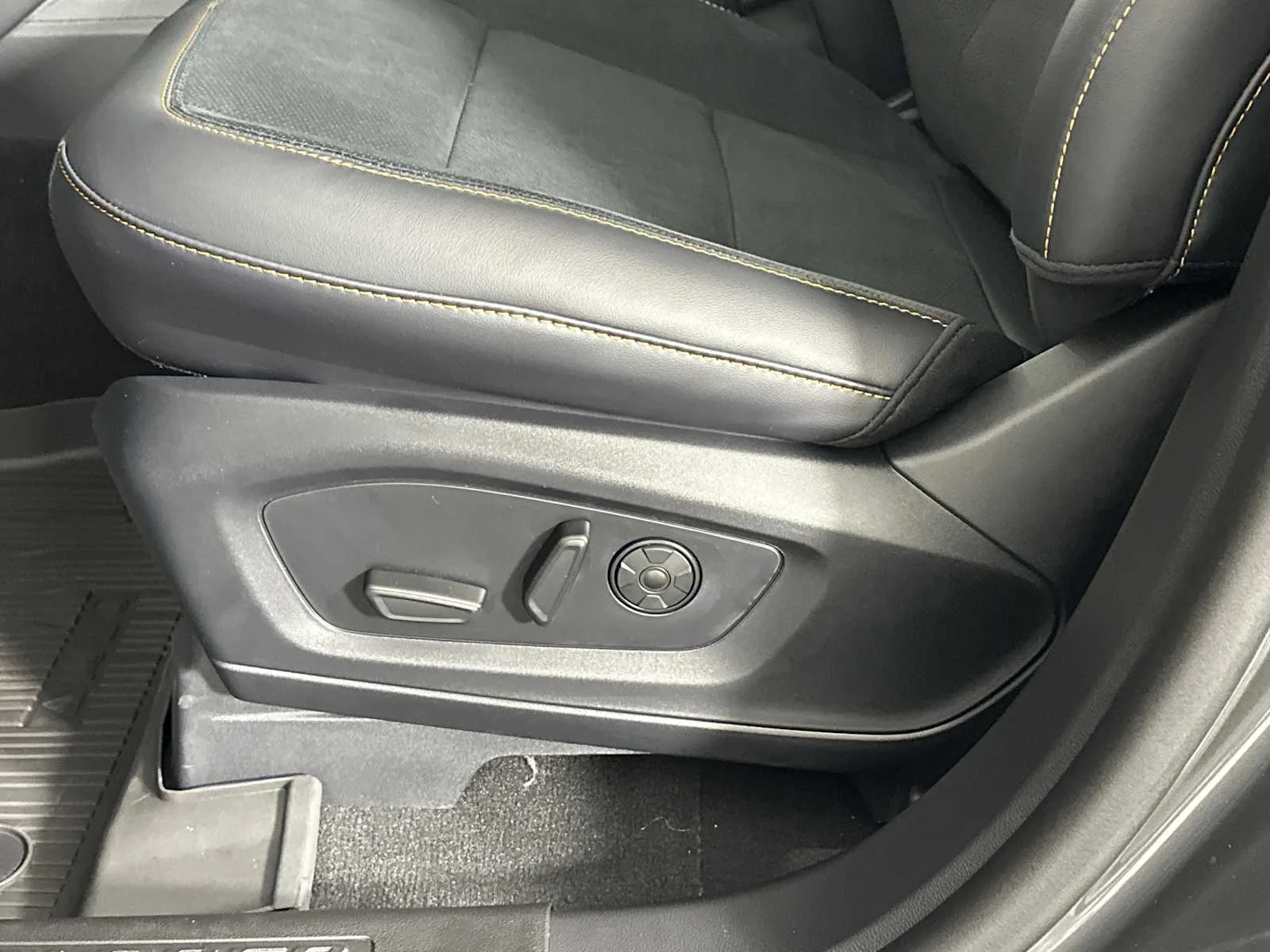 New 2026 Carbonized Gray Metallic Ford Tremor image 9