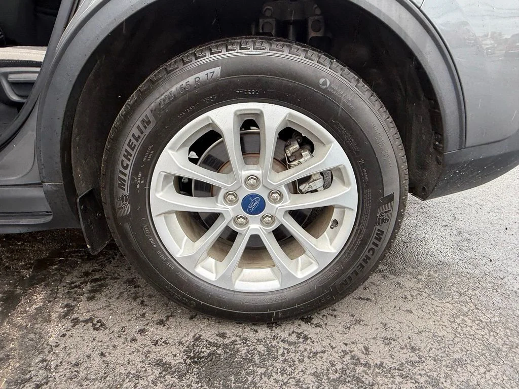 Used 2022 Gray Ford SE image 31