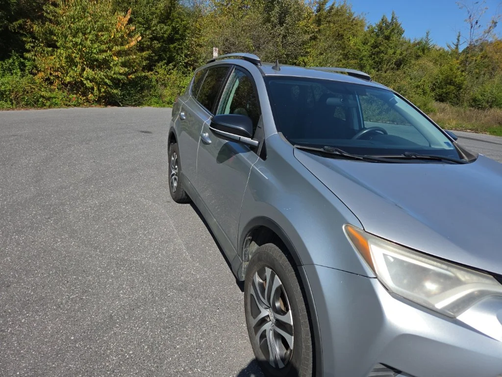 Used 2016 Silver Toyota LE image 9