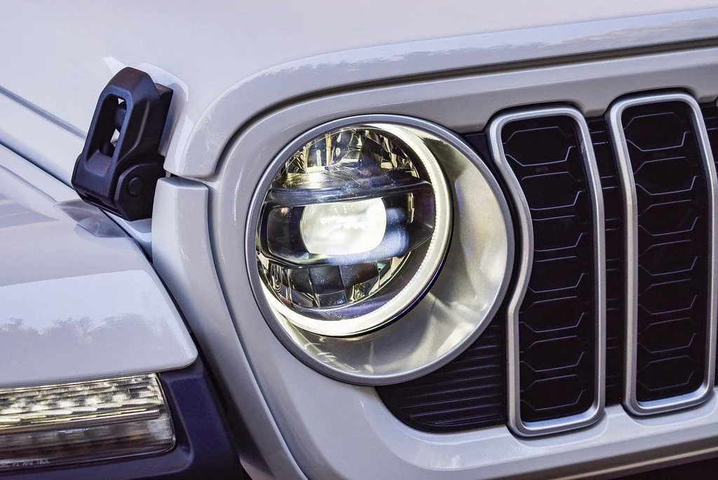 New 2025 Bright White Clear-Coat Exterior Paint Jeep Sahara image 8