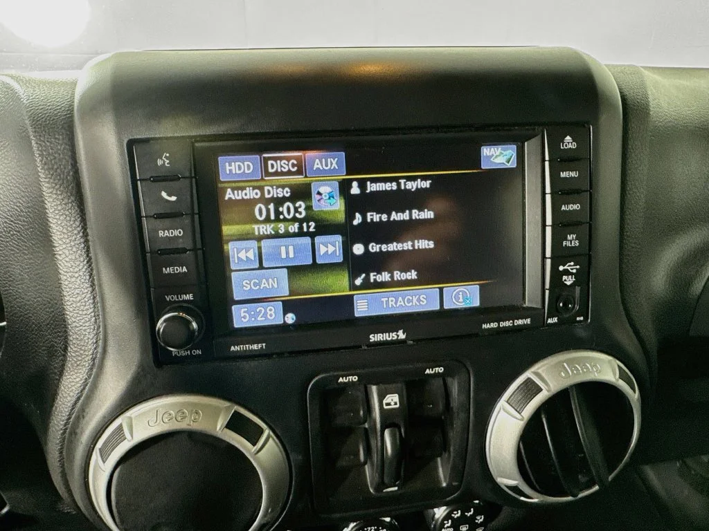 Used 2013 Billet Metallic Clearcoat Jeep Unlimited Sahara image 18