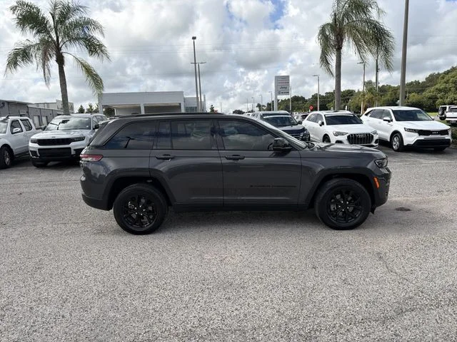 Used 2024 Gray Jeep Altitude image 3