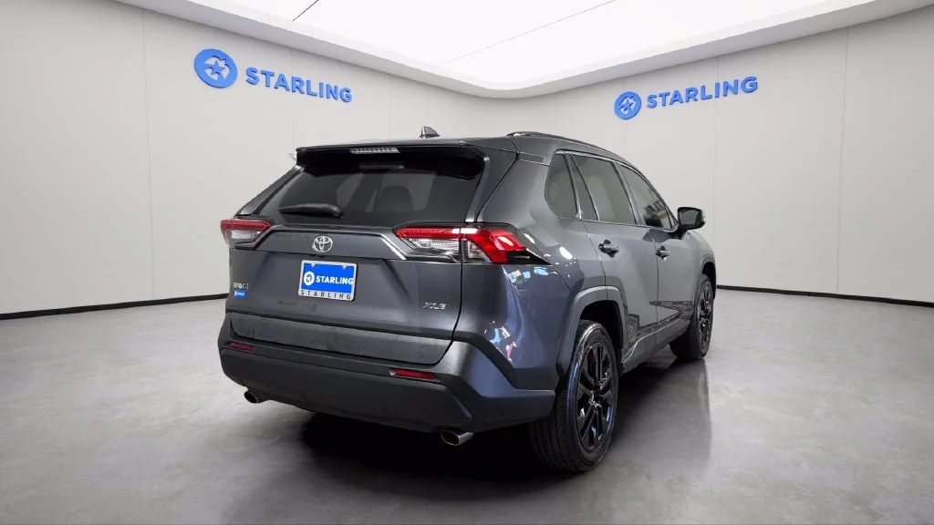 Used 2020  Toyota XLE Premium image 9