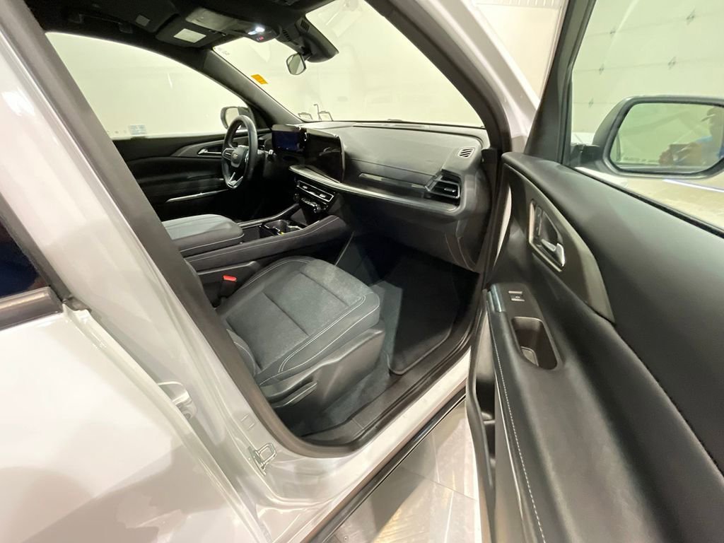 Used 2025 Summit White Chevrolet LT image 27