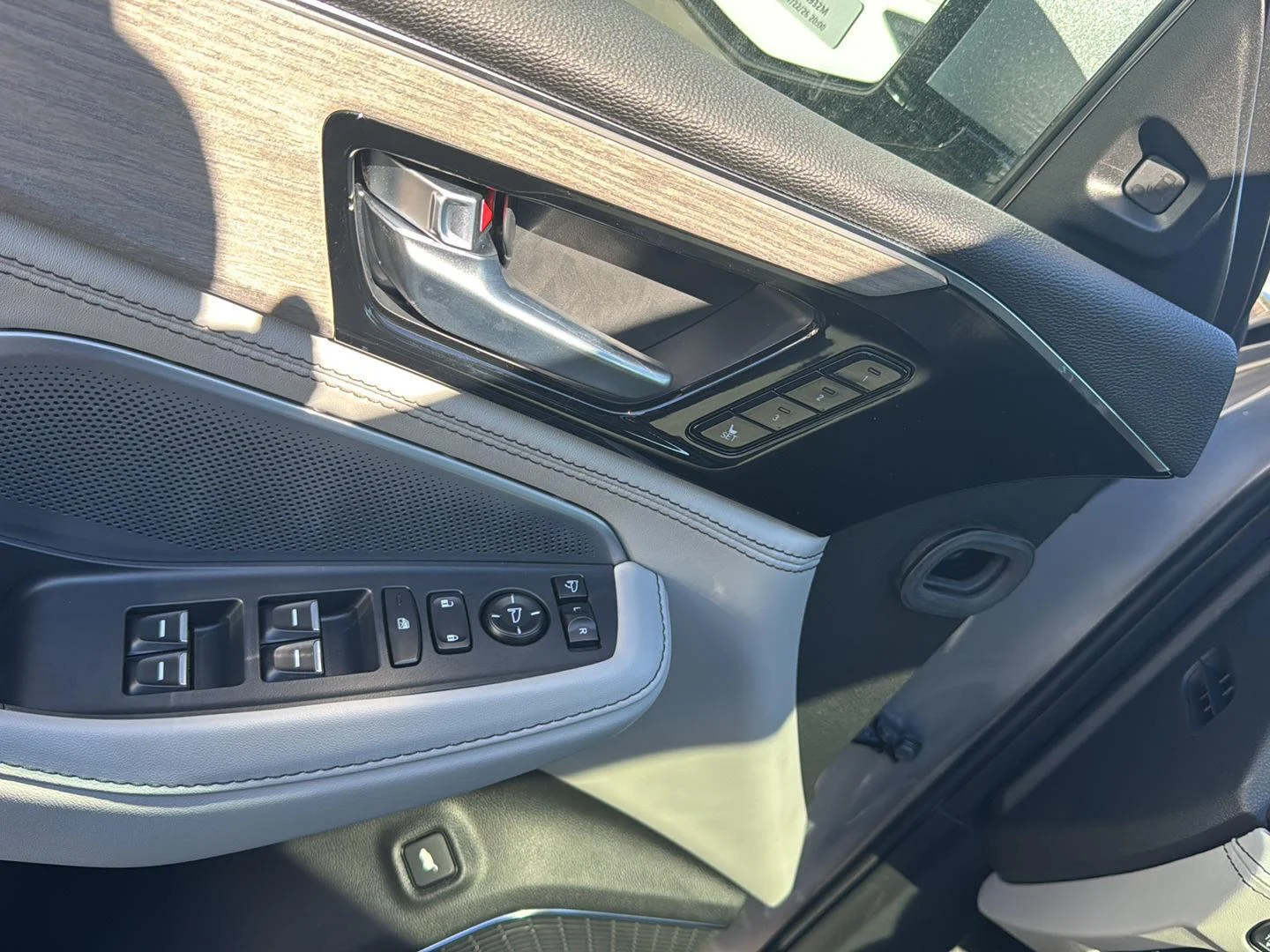 New 2026 Solar Silver Metallic Acura SH-AWD w/Advance image 26